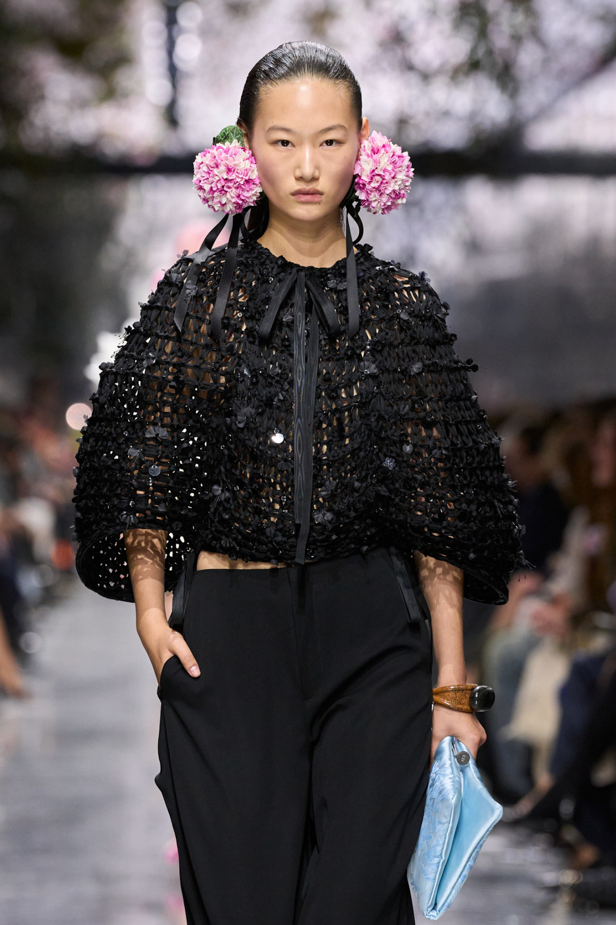 Від Chanel до Saint Laurent: як зробити масивні прикраси головною